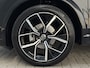 Volkswagen Tiguan 1.5 eTSI R-Line Business | Elektrisch wegklapbare trekhaak | Stoelmassage | Elektrisch bedienbare achterklep | Achteruitrijcamera | Parkeersensoren voor- en achter | Navi | Adaptive cruise control | Sportstoelen