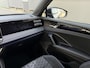 Volkswagen Tiguan 1.5 eTSI R-Line Business | Elektrisch wegklapbare trekhaak | Stoelmassage | Elektrisch bedienbare achterklep | Achteruitrijcamera | Parkeersensoren voor- en achter | Navi | Adaptive cruise control | Sportstoelen
