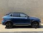Lynk & Co 01 1.5 PHEV 261pk | Blackline | Panoramadak | 360 camera | Adaptieve cruise | Lane assist | Dodehoekdetectie | Elektrische achterklep | Navigatie | Stoelverwarming | Apple CarPlay / Android Auto | Memory | Sfeerverlichting | LED | DAB | Dealeronderhouden