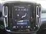 Volvo XC40 2.0 T4 R-Design | Keyless | HK Audio | Adap. Cruise | PDC | Elek. Trekhaak | 19" Velgen | Elek. Kofferklep | Camera | Stoelverwarming |