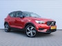 Volvo XC40 2.0 T4 R-Design | Keyless | HK Audio | Adap. Cruise | PDC | Elek. Trekhaak | 19" Velgen | Elek. Kofferklep | Camera | Stoelverwarming |