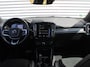 Volvo XC40 2.0 T4 R-Design | Keyless | HK Audio | Adap. Cruise | PDC | Elek. Trekhaak | 19" Velgen | Elek. Kofferklep | Camera | Stoelverwarming |