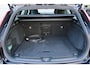Volvo V60 2.0 T8 Plug-in hybrid AWD Plus Dark | Elektrisch verstelbare stoelen met geheugenfunctie | Premium audiosysteem van Harman Kardon | Semi-elektrische trekhaak | Stoelverwarming vóór en achter | Stuurverwarming | 360°-camera