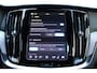 Volvo V60 2.0 T8 Plug-in hybrid AWD Plus Dark | Elektrisch verstelbare stoelen met geheugenfunctie | Premium audiosysteem van Harman Kardon | Semi-elektrische trekhaak | Stoelverwarming vóór en achter | Stuurverwarming | 360°-camera