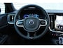 Volvo V60 2.0 T8 Plug-in hybrid AWD Plus Dark | Elektrisch verstelbare stoelen met geheugenfunctie | Premium audiosysteem van Harman Kardon | Semi-elektrische trekhaak | Stoelverwarming vóór en achter | Stuurverwarming | 360°-camera