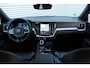 Volvo V60 2.0 T8 Plug-in hybrid AWD Plus Dark | Elektrisch verstelbare stoelen met geheugenfunctie | Premium audiosysteem van Harman Kardon | Semi-elektrische trekhaak | Stoelverwarming vóór en achter | Stuurverwarming | 360°-camera
