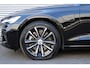 Volvo V60 2.0 T8 Plug-in hybrid AWD Plus Dark | Elektrisch verstelbare stoelen met geheugenfunctie | Premium audiosysteem van Harman Kardon | Semi-elektrische trekhaak | Stoelverwarming vóór en achter | Stuurverwarming | 360°-camera