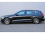 Volvo V60 2.0 T8 Plug-in hybrid AWD Plus Dark | Elektrisch verstelbare stoelen met geheugenfunctie | Premium audiosysteem van Harman Kardon | Semi-elektrische trekhaak | Stoelverwarming vóór en achter | Stuurverwarming | 360°-camera