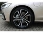 Volvo V90 T8 Plug-in hybrid AWD Ultra Dark |Luchtvering|360 graden camera | Blind spot | Verwarmbare voorstoelen en achterbank | Verwarmbaar stuurwiel | Geventileerde stoelen | Trekhaak | Android Auto/Apple CarPlay | Bowers & Wilkens Audio systeem | Elektrisch verstelbare stoelen met geheugen |