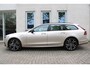 Volvo V90 T8 Plug-in hybrid AWD Ultra Dark |Luchtvering|360 graden camera | Blind spot | Verwarmbare voorstoelen en achterbank | Verwarmbaar stuurwiel | Geventileerde stoelen | Trekhaak | Android Auto/Apple CarPlay | Bowers & Wilkens Audio systeem | Elektrisch verstelbare stoelen met geheugen |