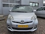 Toyota Verso-S 1.3 VVT-i Aspiration / Dealer Onderhouden / Trekhaak / Camera / Automaat / Pano / N.A.P. /