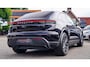 Porsche Macan 100 kWh | Camera | Panorama Dak | Groen Leder Interieur | Luchtvering | Stuurwielverwarming