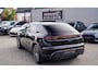 Porsche Macan 100 kWh | Camera | Panorama Dak | Groen Leder Interieur | Luchtvering | Stuurwielverwarming