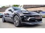 Porsche Macan 100 kWh | Camera | Panorama Dak | Groen Leder Interieur | Luchtvering | Stuurwielverwarming