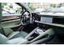 Porsche Macan 100 kWh | Camera | Panorama Dak | Groen Leder Interieur | Luchtvering | Stuurwielverwarming