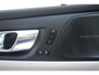 Volvo V60 Cross Country B5 AWD Pro | Adaptieve Cruise Control | BLIS Dodehoekdetectie | 20" Velgen | Elektrisch verstelbare voorstoelen met geheugen | Stoel- & stuurwielverwarming | 360-camera | Panoramisch schuif-/kanteldak | Draadloze oplader | Premium Audio by Harman/Kardon |