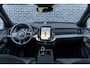 Volvo XC90 T8 Plug-in hybrid AWD Ultra Black Ed. Exec. | Google | Long Range | Bowers & Wilkins Audio | Memory | Luchtvering | Stoelventilatie | Massage | Panoramadak | Gelamineerde Zijruiten Rondom | Nappa Lederen Bekleding | Zwarte Hemelbekleding | Keyless | Getint Glas | Stoel-/Stuurverwarming | Zitverlenging | Elek. Achterklep | 22" LM