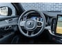 Volvo XC90 T8 Plug-in hybrid AWD Ultra Black Ed. Exec. | Google | Long Range | Bowers & Wilkins Audio | Memory | Luchtvering | Stoelventilatie | Massage | Panoramadak | Gelamineerde Zijruiten Rondom | Nappa Lederen Bekleding | Zwarte Hemelbekleding | Keyless | Getint Glas | Stoel-/Stuurverwarming | Zitverlenging | Elek. Achterklep | 22" LM