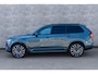 Volvo XC90 T8 Plug-in hybrid AWD Ultra Black Ed. Exec. | Google | Long Range | Bowers & Wilkins Audio | Memory | Luchtvering | Stoelventilatie | Massage | Panoramadak | Gelamineerde Zijruiten Rondom | Nappa Lederen Bekleding | Zwarte Hemelbekleding | Keyless | Getint Glas | Stoel-/Stuurverwarming | Zitverlenging | Elek. Achterklep | 22" LM
