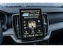 Volvo XC90 T8 Plug-in hybrid AWD Ultra Black Ed. Exec. | Google | Long Range | Bowers & Wilkins Audio | Memory | Luchtvering | Stoelventilatie | Massage | Panoramadak | Gelamineerde Zijruiten Rondom | Nappa Lederen Bekleding | Zwarte Hemelbekleding | Keyless | Getint Glas | Stoel-/Stuurverwarming | Zitverlenging | Elek. Achterklep | 22" LM