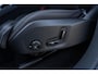 Volvo XC90 T8 Plug-in hybrid AWD Ultra Black Ed. Exec. | Google | Long Range | Bowers & Wilkins Audio | Memory | Luchtvering | Stoelventilatie | Massage | Panoramadak | Gelamineerde Zijruiten Rondom | Nappa Lederen Bekleding | Zwarte Hemelbekleding | Keyless | Getint Glas | Stoel-/Stuurverwarming | Zitverlenging | Elek. Achterklep | 22" LM