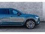 Volvo XC90 T8 Plug-in hybrid AWD Ultra Black Ed. Exec. | Google | Long Range | Bowers & Wilkins Audio | Memory | Luchtvering | Stoelventilatie | Massage | Panoramadak | Gelamineerde Zijruiten Rondom | Nappa Lederen Bekleding | Zwarte Hemelbekleding | Keyless | Getint Glas | Stoel-/Stuurverwarming | Zitverlenging | Elek. Achterklep | 22" LM