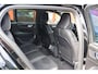 Volvo XC40 B3 Plus Dark | Stoelverwarming | Trekhaak | Parkeercamera | H/K | Memory Stoelen | Glossy Black | Keyless