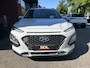 Hyundai Kona 1.6 GDI HEV Premium // FULL LED // NAVI + CARPLAY // ELEK. STOELEN // KEYLESS // ADAPTIVE CRUISE // STOEL VERWARMING + VERKOELING // TREKHAAK!!