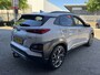 Hyundai Kona 1.6 GDI HEV Premium // FULL LED // NAVI + CARPLAY // ELEK. STOELEN // KEYLESS // ADAPTIVE CRUISE // STOEL VERWARMING + VERKOELING // TREKHAAK!!