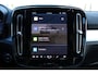 Volvo XC40 B4 Mild Hybrid AUT7 197PK Plus Dark | Trekhaak Semi Elektrisch | Google Services | Verwarmbare Voorruit | Adaptieve Cruise Control Met Stuurhulp | BLIS Dodehoekdetectie | Keyless Entry | Elektrische Achterklep Met Sensorsturing | Verwarmbare Voorstoelen | Stuurverwarming | Park Assist Voor & Achter incl. Achteruitrijcamera