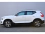 Volvo XC40 B4 Mild Hybrid AUT7 197PK Plus Dark | Trekhaak Semi Elektrisch | Google Services | Verwarmbare Voorruit | Adaptieve Cruise Control Met Stuurhulp | BLIS Dodehoekdetectie | Keyless Entry | Elektrische Achterklep Met Sensorsturing | Verwarmbare Voorstoelen | Stuurverwarming | Park Assist Voor & Achter incl. Achteruitrijcamera