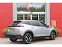 Peugeot 2008 1.2 100PK ALLURE | NAVIGATIE | PARKEERSENSOREN VOOR + ACHTER | KEYLESS ENTRY/START | LICHTMETALEN VELGEN 17" | DRAADLOZE APPLE CARPLAY/ANDROID AUTO | DRAADLOZE TELEFOONLADER | CRUISE CONTROL | DAB + RADIO | LED KOPLAMPEN |
