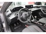 Peugeot 2008 1.2 100PK ALLURE | NAVIGATIE | PARKEERSENSOREN VOOR + ACHTER | KEYLESS ENTRY/START | LICHTMETALEN VELGEN 17" | DRAADLOZE APPLE CARPLAY/ANDROID AUTO | DRAADLOZE TELEFOONLADER | CRUISE CONTROL | DAB + RADIO | LED KOPLAMPEN |