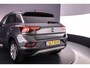 Volkswagen T-Roc Life Edition 1.5 TSI 150pk DSG Automaat Adaptive cruise control, Achteruitrijcamera, App connect, LED koplampen, Parkeersensoren, Airco, DAB, Radio, Bluetooth