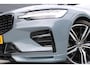 Volvo S60 2.0 B3 R-Design - Panoramadak - 19 Inch - Harman Kardon - Adaptive Cruise - Spoiler set - Geblindeerde ramen - Sport Chassis - Volle uitvoering - Lederen Dashbord - Thunder Grey