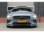 Volvo S60 2.0 B3 R-Design - Panoramadak - 19 Inch - Harman Kardon - Adaptive Cruise - Spoiler set - Geblindeerde ramen - Sport Chassis - Volle uitvoering - Lederen Dashbord - Thunder Grey