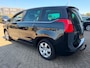 Peugeot 5008 1.6 Family 7pers met trekhaak en panoramadak en parkeersensoren en navigatie en bluetooth en airco