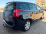 Peugeot 5008 1.6 Family 7pers met trekhaak en panoramadak en parkeersensoren en navigatie en bluetooth en airco