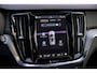 Volvo V60 T6 Plug-in hybrid AWD Ultra Dark | Google | Long Range | Schuif-/Kanteldak | Adaptieve Cruise Control | DAB | Head-Up Display | Camera | Stoelverwarming Voor + Achter | Harman Kardon Audio | Getint Glas | Zitverlenging | Elek. Stoelen | Memory | 19" LM