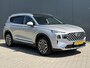 Hyundai Santa Fe 1.6 T-GDI PHEV Premium Sky / 7 personen / Elektrisch glazen panorama-dak / Automaat / All-season banden / Navigatie / Apple Carplay/Android Auto / Stoel verwarming/verkoeling / Airco separaat achter / Achter stoelverwarming / Cruise Control /