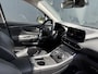 Hyundai Santa Fe 1.6 T-GDI PHEV Premium Sky / 7 personen / Elektrisch glazen panorama-dak / Automaat / All-season banden / Navigatie / Apple Carplay/Android Auto / Stoel verwarming/verkoeling / Airco separaat achter / Achter stoelverwarming / Cruise Control /