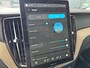 Volvo XC60 2.0 T6 Plug-in hybrid AWD Ultra Dark | Luchtvering | Bowers & Wilkins audio | Trekhaak | Stoelventilatie |