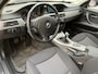 BMW 3-Serie 320d Business Line | 1e Eigenaar | Dealeronderhouden | PDC | Trekhaak | Nieuwe APK |