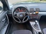 BMW 1-Serie 118i Business Line 5-Drs Automaat Airco Electr. pakket Audio/CD LMV 16" ABS Colorpakket ESP Cruise Dealerond. Nw Apk!
