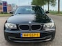 BMW 1-Serie 118i Business Line 5-Drs Automaat Airco Electr. pakket Audio/CD LMV 16" ABS Colorpakket ESP Cruise Dealerond. Nw Apk!