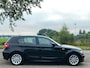BMW 1-Serie 118i Business Line 5-Drs Automaat Airco Electr. pakket Audio/CD LMV 16" ABS Colorpakket ESP Cruise Dealerond. Nw Apk!