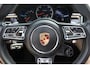 Porsche Macan 2.9 Turbo / Panoramadak / 360Camera / Adaptieve Stoelen / Luchtvering / Matrix LED / Sportuitlaat / 21'' / Sportchrono / Dodehoek / CarPlay / Stoel+Stuurverwarming / Dodehoek / DAB / ACC