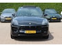 Porsche Macan 2.9 Turbo / Panoramadak / 360Camera / Adaptieve Stoelen / Luchtvering / Matrix LED / Sportuitlaat / 21'' / Sportchrono / Dodehoek / CarPlay / Stoel+Stuurverwarming / Dodehoek / DAB / ACC