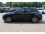 Porsche Macan 2.9 Turbo / Panoramadak / 360Camera / Adaptieve Stoelen / Luchtvering / Matrix LED / Sportuitlaat / 21'' / Sportchrono / Dodehoek / CarPlay / Stoel+Stuurverwarming / Dodehoek / DAB / ACC
