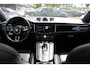 Porsche Macan 2.9 Turbo / Panoramadak / 360Camera / Adaptieve Stoelen / Luchtvering / Matrix LED / Sportuitlaat / 21'' / Sportchrono / Dodehoek / CarPlay / Stoel+Stuurverwarming / Dodehoek / DAB / ACC